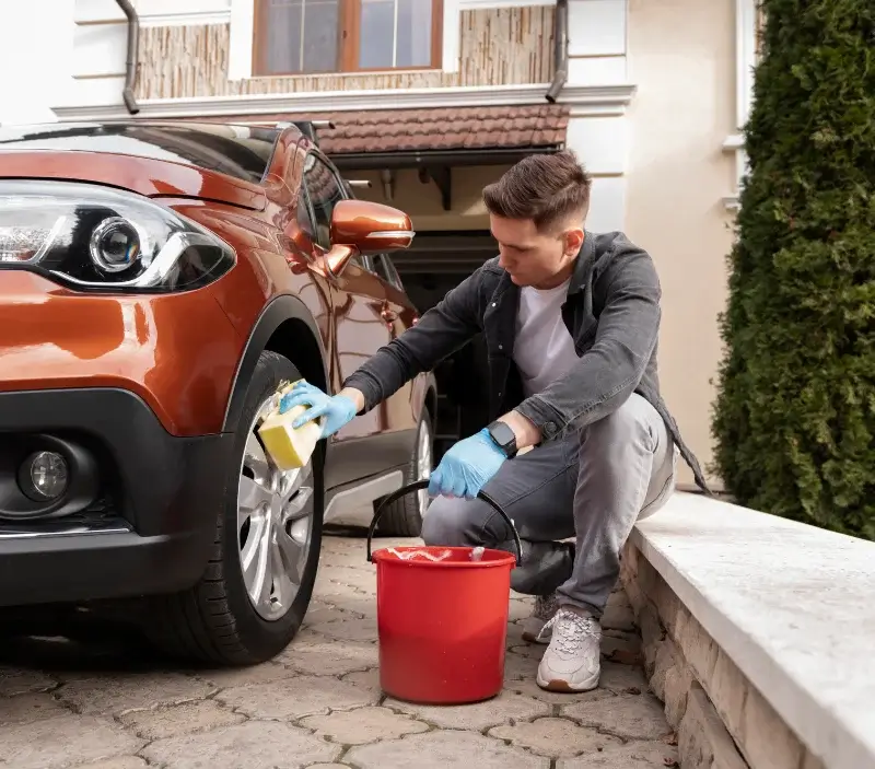 Lavage auto à domicile Espira-de-l'Agly : professionnel intervenant sur un véhicule